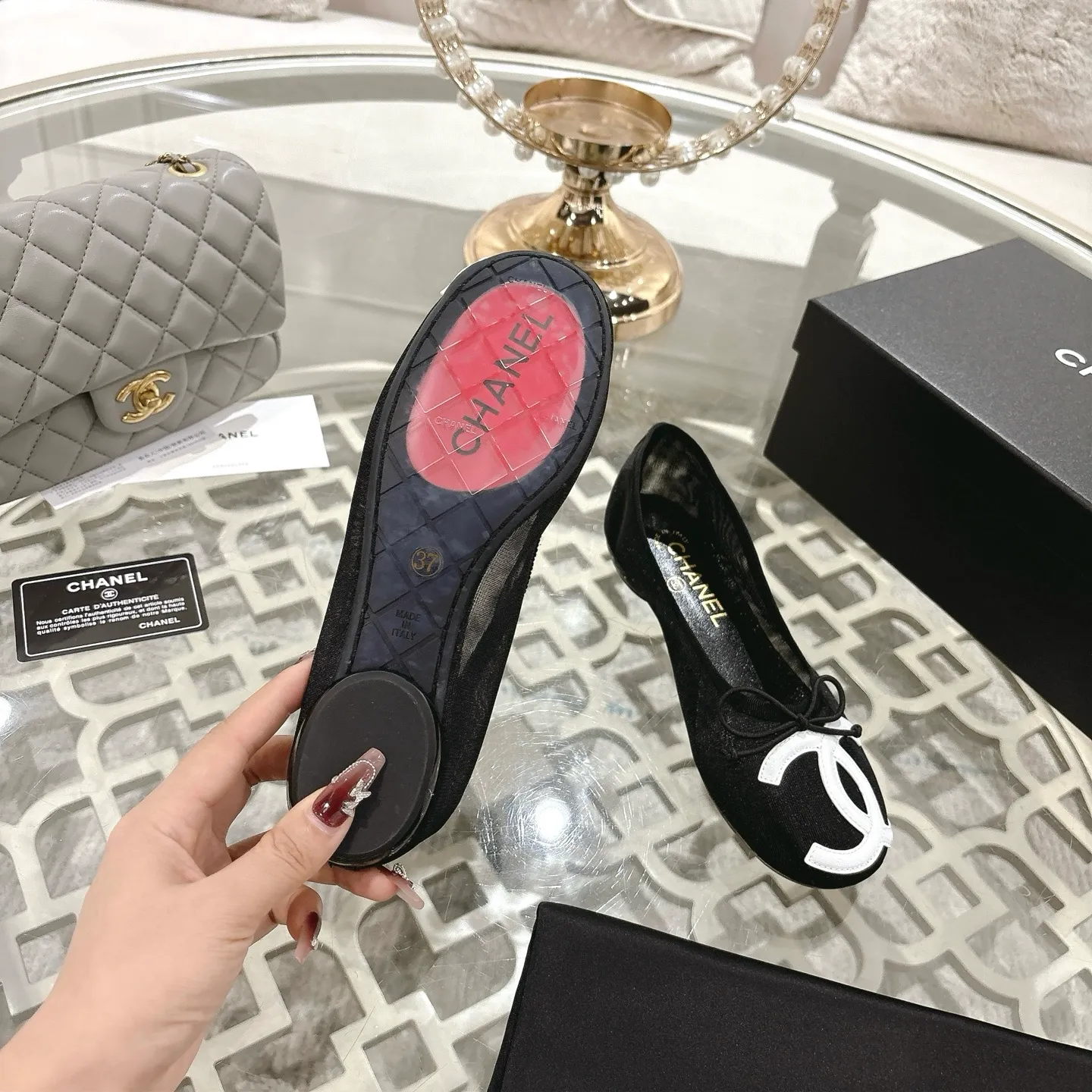 👟👟Ex-factory price 520👟👟 Mesh [purchase-level quality] CHANEL Xiaoxiang 25/A new summer bow-tie shoes 💃 This pair of "dancing shoes" is really breathtakingly beautiful! Made of cowhide fabric + exquisite electric embroidery, every detail exudes a sense of high-end ~ classic bow design, Italian genuine leather sole, comfortable and elegant on the feet, a perfect must-have for fairies!  🌟 All counters are from the same source! All materials are customized according to the original 1:1, and are developed and patterned from genuine products. The quality is absolutely assured ~ a classic that must be bought every year, a versatile artifact that looks great whether paired with skirts or jeans!  💖 The perfect finishing touch for summer outfits, sisters, just do it! 👉 Fabric: Imported sheepskin Lining: Imported sheepskin Outsole: Private molded outsole Size: 35-40